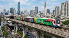 BTS_Skytrain_with_advertisement_202607182318 (2)
