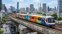 BTS_Skytrain_with_advertisement_202607182313 (2)